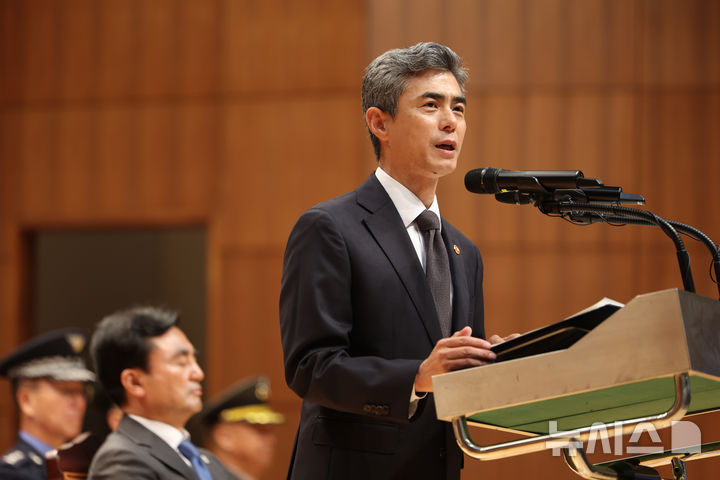 [서울=뉴시스] 김명년 기자 = 강신철 신임 국방부 장관이 22일 오후 서울 용산구 국방부에서 열린 제51대·52대 국방부장관 이·취임식에서 취임사를 하고 있다. 2026.09.22. kmn@newsis.com