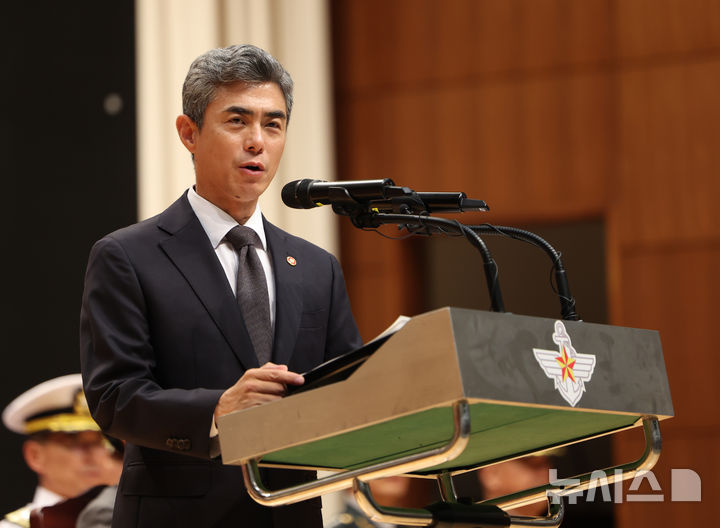 [서울=뉴시스] 김명년 기자 = 강신철 신임 국방부 장관이 22일 오후 서울 용산구 국방부에서 열린 제51대·52대 국방부 장관 이·취임식에서 취임사를 하고 있다. 2026.09.22. kmn@newsis.com