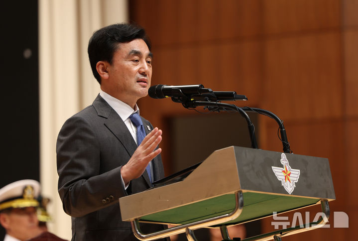 [서울=뉴시스] 김명년 기자 = 안규백 전 국방부 장관이 22일 오후 서울 용산구 국방부에서 열린 제51대·52대 국방부 장관 이·취임식에서 묵념하고 있다. 2026.09.22. kmn@newsis.com