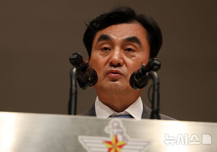 [서울=뉴시스] 김명년 기자 = 안규백 전 국방부 장관이 22일 오후 서울 용산구 국방부에서 열린 제51대·52대 국방부 장관 이·취임식에서 묵념하고 있다. 2026.09.22. kmn@newsis.com