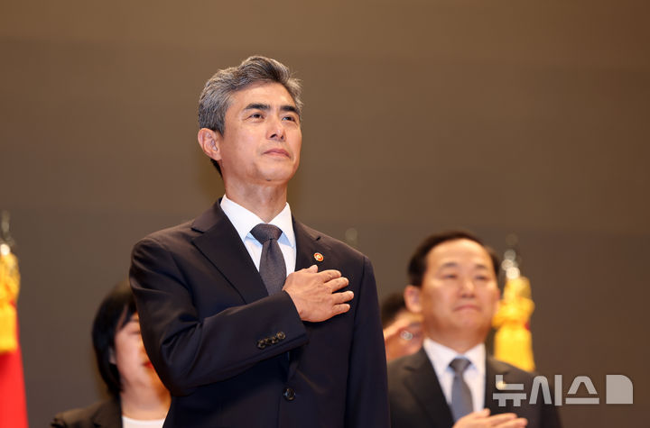 [서울=뉴시스] 김명년 기자 = 강신철 신임 국방부 장관이 22일 오후 서울 용산구 국방부에서 열린 제51대·52대 국방부 장관 이·취임식에서 국민의례를 하고 있다. 2026.09.22. kmn@newsis.com