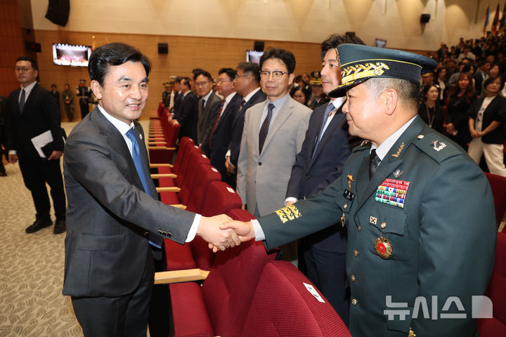 [서울=뉴시스] 김명년 기자 = 안규백 전 국방부 장관이 22일 오후 서울 용산구 국방부에서 열린 제51대·52대 국방부 장관 이·취임식에서 참석자들과 악수하고 있다. 2026.09.22. kmn@newsis.com