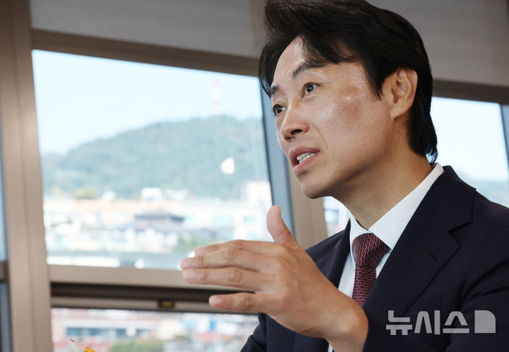 [서울=뉴시스] 박주성 기자 = 김경대 용산구청장이 지난달 22일 오후 서울 용산구청 집무실에서 뉴시스와 인터뷰를 하고 있다. 2026.09.22. park7691@newsis.com