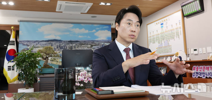 [서울=뉴시스] 박주성 기자 = 김경대 용산구청장이 지난달 22일 오후 서울 용산구청 집무실에서 뉴시스와 인터뷰를 하고 있다. 2026.09.22. park7691@newsis.com