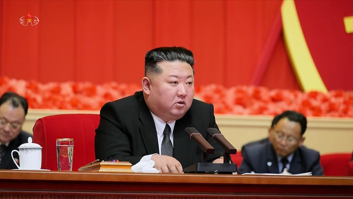 [서울=뉴시스] 북한 조선중앙TV는 김정은 국무위원장이 지난 21일 조선노동당 제3차 선전부문 일군(간부)강습회 폐강식에서 연설했다고 22일 보도했다. (사진=조선중앙TV 캡처) 2026.09.22. photo@newsis.com *재판매 및 DB 금지