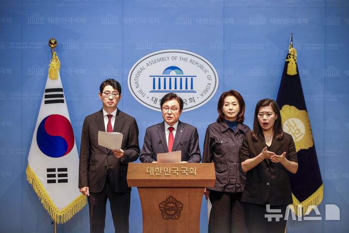 [서울=뉴시스] 정병혁 기자 = 박형수 국민의힘 법제사법위원회 야당 간사를 비롯한 소속 법사위원들이 22일 서울 여의도 국회 소통관에서조희대 대법원장의 대법관 재제청 거부와 관련해 기자회견을 하고 있다. 2026.09.22. jhope@newsis.com