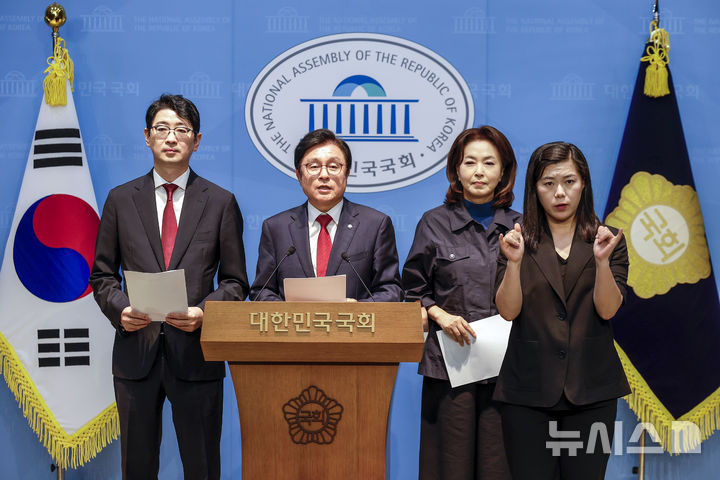 [서울=뉴시스] 정병혁 기자 = 박형수 국민의힘 법제사법위원회 야당 간사를 비롯한 소속 법사위원들이 22일 서울 여의도 국회 소통관에서조희대 대법원장의 대법관 재제청 거부와 관련해 기자회견을 하고 있다. 2026.09.22. jhope@newsis.com