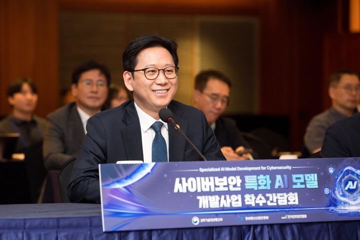 [서울=뉴시스] 배경훈 부총리 겸 과학기술정보통신부 장관이 22일 오후 서울 중구 더그랜드롯데에서 열린 '사이버보안 특화 AI모델 개발사업 착수간담회' 에서 발언하고 있다. (사진=과학기술정보통신부 제공) 2026.09.22. photo@newsis.com *재판매 및 DB 금지