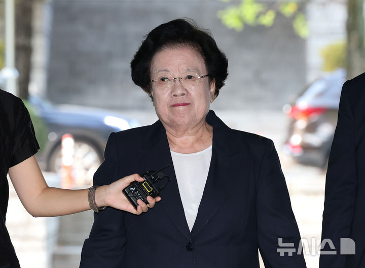 [서울=뉴시스] 권창회 기자 = 이배용 전 국가교육위원장이 22일 서울 서초구 서울중앙지법에서 열린 선고공판에 출석하고 있다. 이 전 국가교육위원장은 김건희 여사에게 임명 청탁과 함께 265만원 상당 금거북이와 세한도 복제품을 전달한 혐의를 받고 있다.(공동취재) 2026.09.22. photo@newsis.com