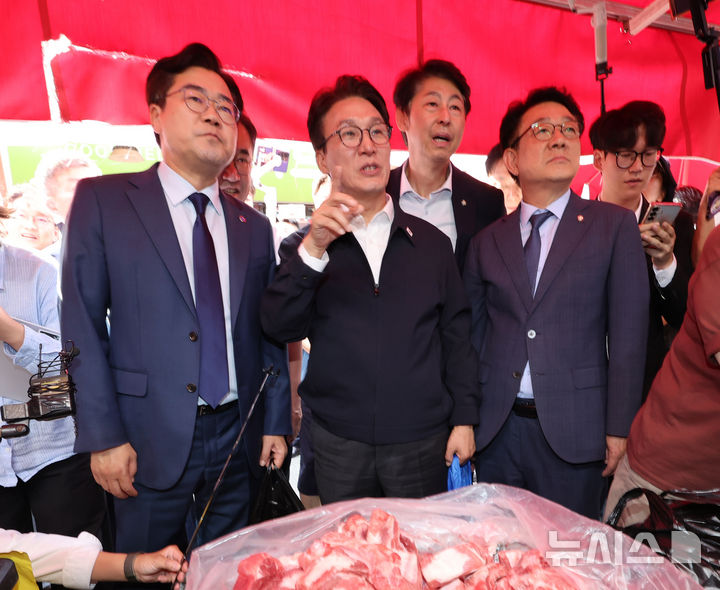 [인천=뉴시스] 전진환 기자 = 김민석 더불어민주당 대표가 추석 연휴를 이틀 앞둔 22일 인천 남동구 모래내시장을 찾아 박찬대 인천시장과 대화하고 있다. 2026.09.22. amin2@newsis.com