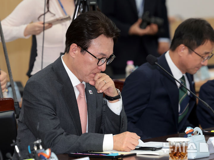 [인천=뉴시스] 전진환 기자 = 김민석 더불어민주당 대표가 22일 인천시 남동구 인천시청 대회의실에서 열린 2026 더불어민주당-인천광역시 예산정책협의회에서 생각에 잠겨 있다. 2026.09.22. amin2@newsis.com