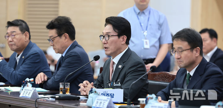 [인천=뉴시스] 전진환 기자 = 김민석 더불어민주당 대표가 22일 인천시 남동구 인천시청 대회의실에서 열린 2026 더불어민주당-인천광역시 예산정책협의회에서 인사말을 하고 있다. 2026.09.22. amin2@newsis.com