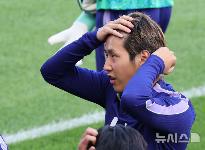 [천안=뉴시스] 배훈식 기자 = 이강인이 22일 오후 충남 천안시 코리아풋볼파크에서 머리를 쓸어넘기고 있다. 2026.09.22. dahora83@newsis.com