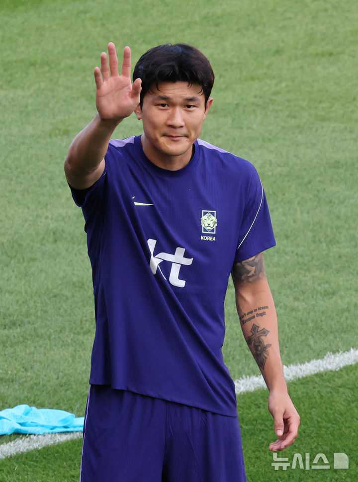 [천안=뉴시스] 배훈식 기자 = 김민재가 22일 오후 충남 천안시 코리아풋볼파크에서 이름을 연호하는 팬들에게 손을 흔들며 인사하고 있다. 2026.09.22. dahora83@newsis.com