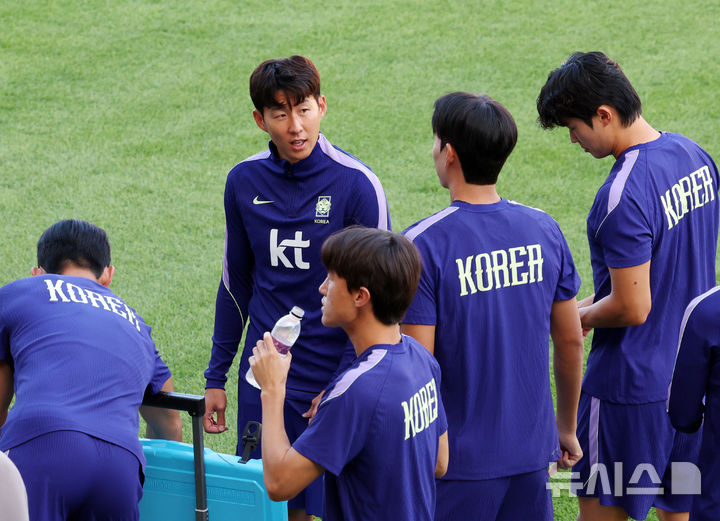 [천안=뉴시스] 배훈식 기자 = 손흥민이 22일 오후 충남 천안시 코리아풋볼파크에서 선수들과 대화하고 있다. 2026.09.22. dahora83@newsis.com