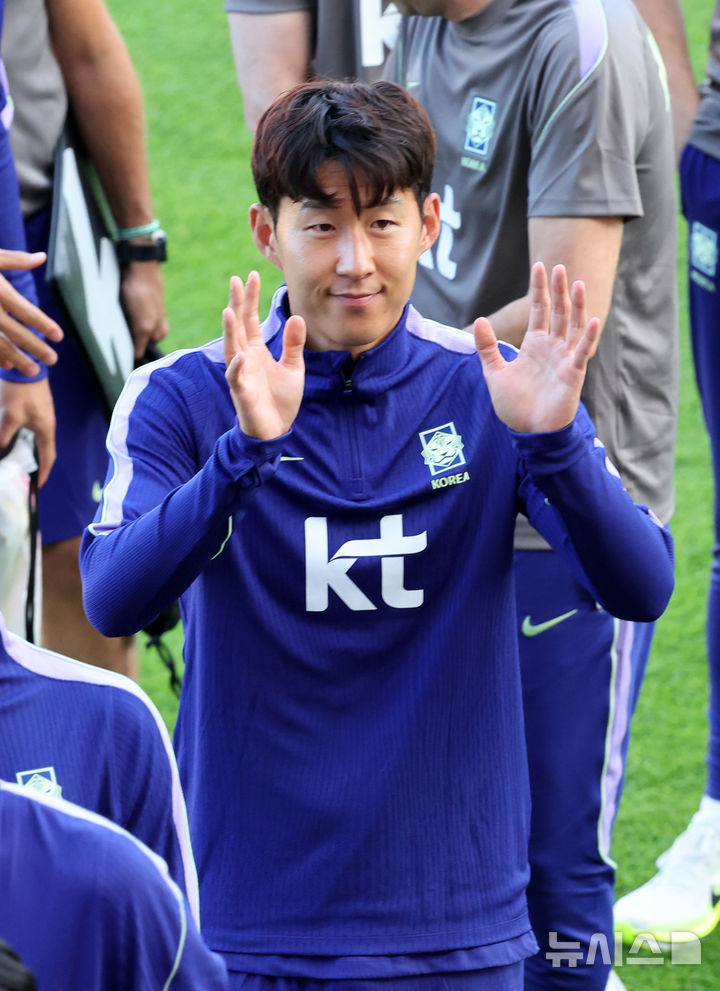 [천안=뉴시스] 배훈식 기자 = 손흥민이 22일 오후 충남 천안시 코리아풋볼파크에서 이름을 연호하는 팬들에게 손을 흔들며 인사하고 있다. 2026.09.22. dahora83@newsis.com