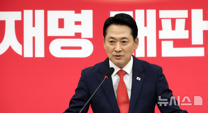 [서울=뉴시스] 최진석 기자 = 장동혁 국민의힘 대표가 22일 여의도 국회에서 조희대 대법원장의 대법관 재제청 요청 거부 관련 기자회견을 하고 있다. 2026.09.22. myjs@newsis.com