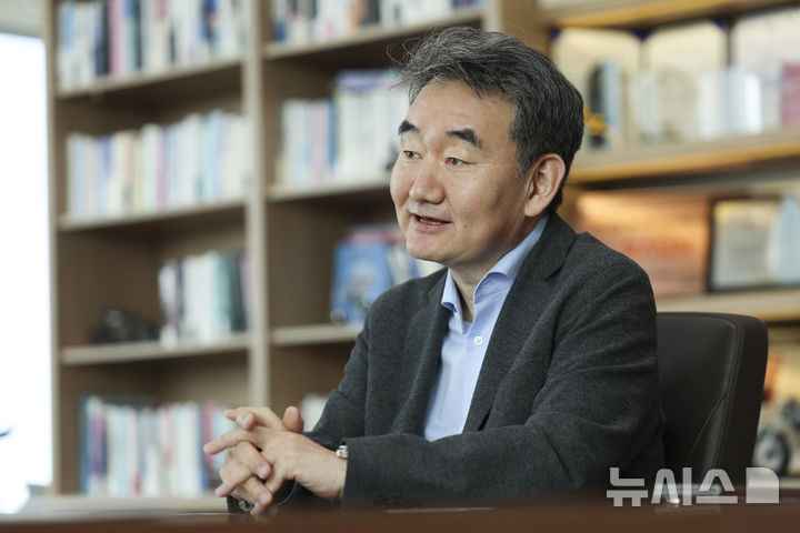 [서울=뉴시스] 김근수 기자 = 이순형 라온시큐어 이사회 의장이 22일 서울 여의도 라온시큐어 본사에서 뉴시스와 인터뷰하고 있다. 2026.09.22. ks@newsis.com