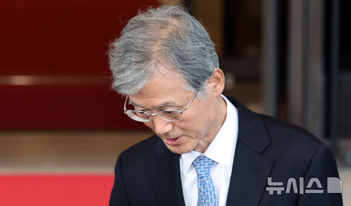 [서울=뉴시스] 박주성 기자 = 조희대 대법원장이 22일 오후 서울 서초구 대법원 청사에서 퇴근하고 있다. 조 대법원장은 이날 청와대의 대법관 후보 재제청 요청에 응할 수 없다는 입장을 밝혔다. 2026.09.22. park7691@newsis.com