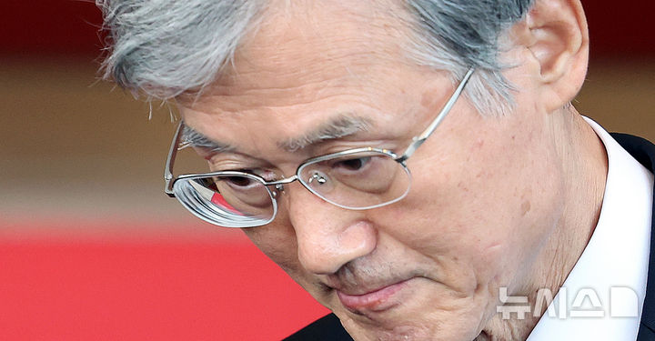 [서울=뉴시스] 박주성 기자 = 조희대 대법원장이 22일 오후 서울 서초구 대법원 청사에서 퇴근하고 있다.&nbsp; 조 대법원장은 이날 청와대의 대법관 후보 재제청 요청에 응할 수 없다는 입장을 밝혔다. 2026.09.22. park7691@newsis.com