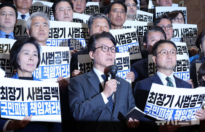 [서울=뉴시스] 최진석 기자 = 김민석 더불어민주당 대표가 22일 여의도 국회에서 조희대 대법원장의 대법관 재제청 거부 관련 규탄대회에서 발언하고 있다. 2026.09.22. myjs@newsis.com