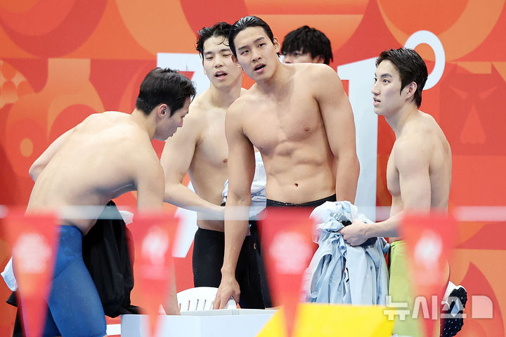 [도쿄(일본)=뉴시스] 김금보 기자 = 22일(현지 시간) 일본 도쿄도 고토구 도쿄아쿠아틱스센터에서 열린 2026 아이치·나고야 아시안게임 경영 남자 혼계영 400m 결선에서 동메달을 획득한 김영범, 이호준, 최동열, 양재훈이 숨을 고르고 있다. 2026.06.22. kgb@newsis.com