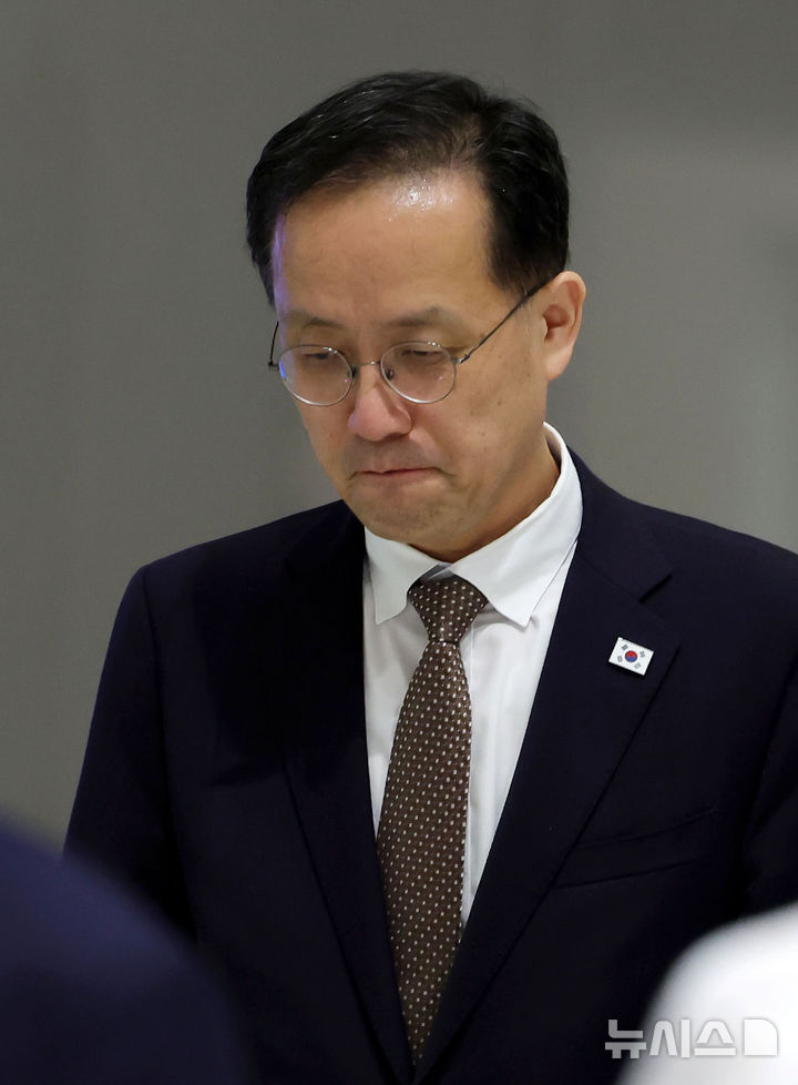 [인천공항=뉴시스] 홍효식 기자 = 사진은 이형일 경제부총리 겸 재정경제부 장관이 이재명 대통령의 뉴욕 순방에 동행하기 위해 22일 인천국제공항 제2터미널을 통해 출국하고 있는 모습. 2026.09.22. yesphoto@newsis.com