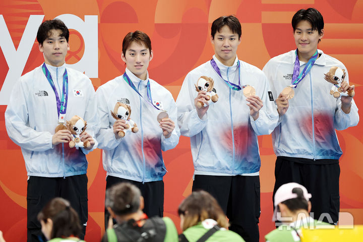 [도쿄(일본)=뉴시스] 김금보 기자 = 22일(현지 시간) 일본 도쿄도 고토구 도쿄아쿠아틱스센터에서 열린 2026 아이치·나고야 아시안게임 경영 남자 혼계영 400m 시상식에서 동메달을 획득한 김영범, 이호준, 최동열, 양재훈이 포즈를 취하고 있다. 2026.06.22. kgb@newsis.com