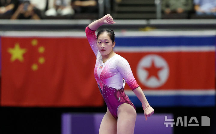 [나고야(일본)=뉴시스] 이영환 기자 = 22일 오후 일본 나고야시 종합체육관에서 열린 2026 아이치·나고야 아시안게임 기계체조 여자 개인종합 결승, 북한 안창옥이 마루 연기를 펼치고 있다. 2026.09.22. 20hwan@newsis.com