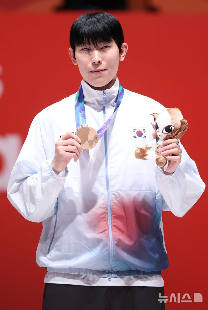 [도코나메(일본)=뉴시스] 황준선 기자 = 22일(현지시간) 일본 아이치현 도코나메시 아이치 스카이 엑스포에서 열린 2026 아이치·나고야 아시안게임 펜싱 남자 플뢰레 개인전에서 동메달을 획득한 한국 윤정현이 포즈를 취하고 있다. 2026.09.22. hwang@newsis.com