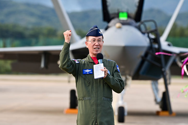 [서울=뉴시스] 손석락 공군참모총장이 22일 경북 예천기지에서 열린 KF-21 양산 1호기 도입행사에서 장병들을 격려하고 있다. (사진=공군본부 제공) 2026.09.22. photo@newsis.com *재판매 및 DB 금지