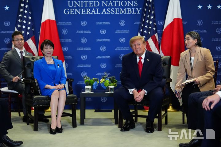 [뉴욕=AP/뉴시스]도널드 트럼프 미국 대통령과 다카이치 사나에 일본 총리가 22일(현지 시간) 유엔총회를 계기로 미국 뉴욕에서 미일 정상회담을 진행하고 있다. 2026.09.23.