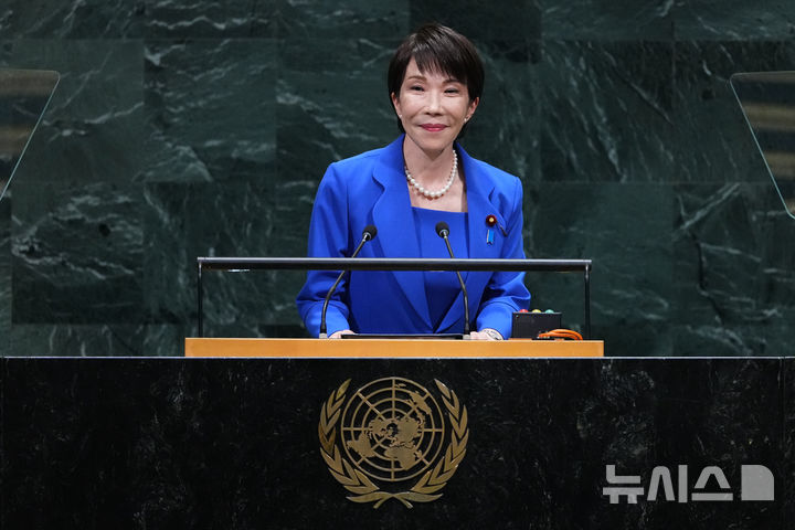 [뉴욕=AP/뉴시스] 다카이치 사나에(高市早苗) 일본 총리는 오는 5일 소신표명 연설에서 북한 납치 문제 해결을 위해 정상회담도 고려하겠다는 취지의 입장을 표명할 전망이다. 사진은 지난달 22일(현지 시간) 다카이치 사나에 일본 총리가 미국 뉴욕 유엔본부에서 열린 유엔총회에 참석해 연설하고 있는 모습. 2026.10.01.