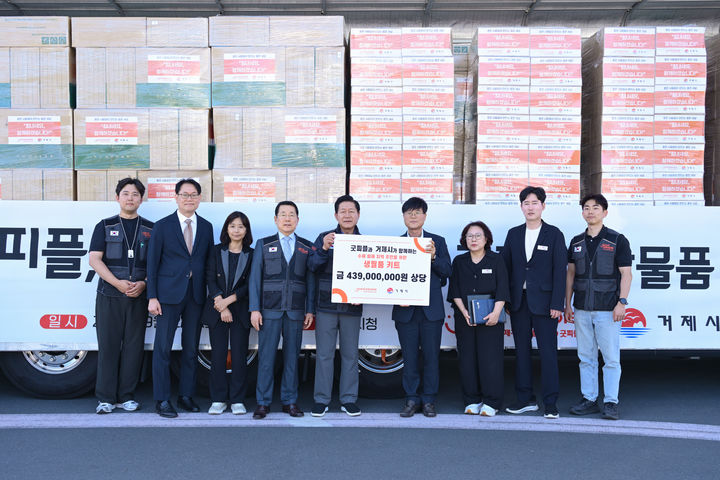 [거제=뉴시스] 신정철 기자= 국제구호개발 NGO 굿피플이 거제시 수해 피해 지역을 위해 총 4억 3900만 원 상당의 구호 물품을 거제시에 전달했다.사진은 굿피플 이용기 회장 등 관계자들이 지난 22일 거제시청을 방문, 변광용 거제시장과 '수해 피해 지역 생필품 키트 전달식'을 가진데 이어 기념사진을 촬영하고 있다.(사진=거제시 제공).2026.09.23. photo@newsis.com *재판매 및 DB 금지