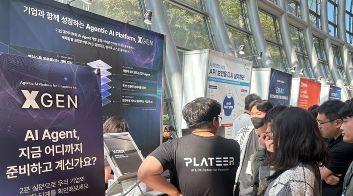 '금융 테크 컨퍼런스 2026'에 마련된 플래티어 부스에서 참관객들이 에이전틱 AI 플랫폼 ‘엑스젠(XGEN)’의 주요 기능 시연과 실제 업무 적용 사례를 살펴보고 있다. (사진=플래티어) *재판매 및 DB 금지
