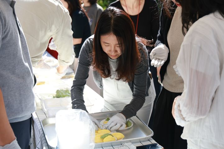 [서울=뉴시스] 롯데홈쇼핑은 22일 서울 영등포구 양평동 본사에서 한가위를 맞아 체육 프로그램과 송편 빚기 봉사활동으로 구성된 사내행사 '다함께 더 높게'를 진행했다. 롯데홈쇼핑 직원들이 송편 빚기 봉사에 참여하고 있다. (사진=롯데홈쇼핑 제공) 2026.09.23. photo@newsis.com *재판매 및 DB 금지