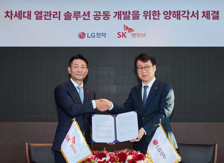 [서울=뉴시스]LG전자가 글로벌 냉매 규제 강화와 고효율 냉각 수요 확대에 대응해 SK엔무브와 AI 데이터센터를 비롯한 다양한 산업을 위한 차세대 열관리 기술 협력에 나선다. 사진은 21일 진행된 '가전·상업·산업용 신규 냉매, 냉동기유 및 액침냉각 기술 공동 선행 개발' 업무협약식에 참여한 김원기 SK엔무브 사장(왼쪽)과 이재성 LG전자 ES사업본부장 사장. (사진=LG전자 제공) 2026.09.23. photo@newsis.com *재판매 및 DB 금지