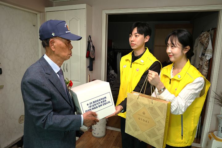오뚜기봉사단 임직원이 6·25 참전유공자에게 후원물품을 전달하고 있다. (사진=오뚜기 제공) *재판매 및 DB 금지