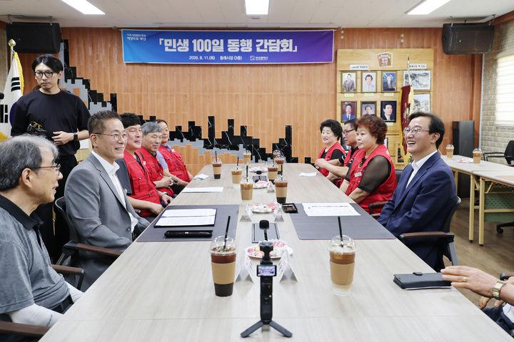 [부산=뉴시스]동래시장에서 열린 민생100일 동행간담회. (사진=부산시 제공) 2026.09.23. photo@newsis.com *재판매 및 DB 금지