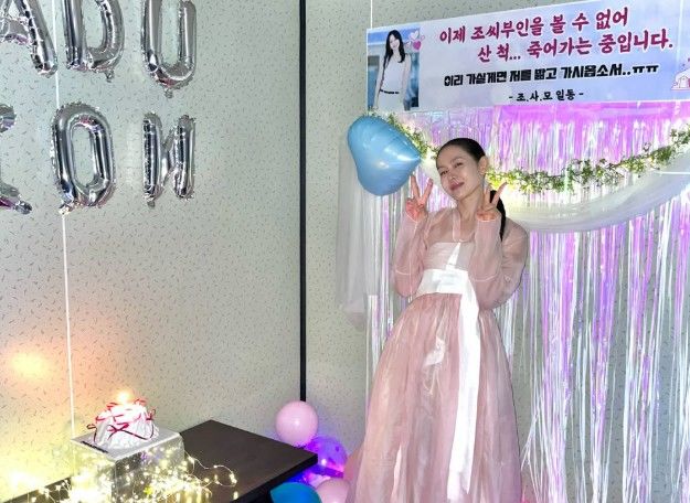 [서울=뉴시스] 손예진이 시스루 한복을 입고 브이 포즈를 취한 모습이다. (사진= 손예진 SNS 캡처) 2026.09.23. photo@newsis.com *재판매 및 DB 금지