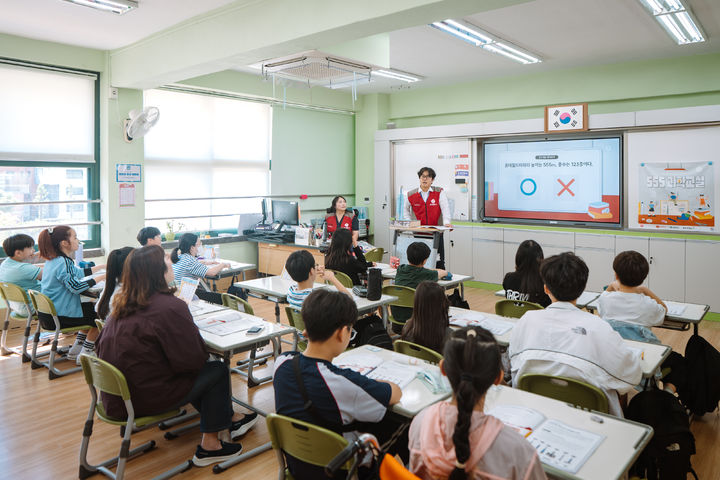 롯데물산이 초등학생 약 300명을 대상으로한 과학 교육 프로그램 '555 과학교실'을 운영한다고 23일 밝혔다. *재판매 및 DB 금지