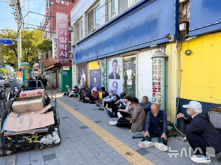[서울=뉴시스] 추석 연휴를 앞둔 지난 22일 오전 서울 영등포구 무료급식소 '토마스의 집'. 오전 10시께부터 급식소 앞에는 벌써 노인 15명가량이 줄을 서 점심 식사를 기다리고 있었다. 2026.09.25. photo@newsis.com