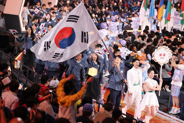 [서울=뉴시스] 지난 22일(현지시간) 중국 상하이에서 열린 제48회 국제기능올림픽 개회식에서 대한민국 선수단이 입장하고 있다. (사진=한국산업인력공단 제공) 2026.09.23. photo@newsis.com *재판매 및 DB 금지