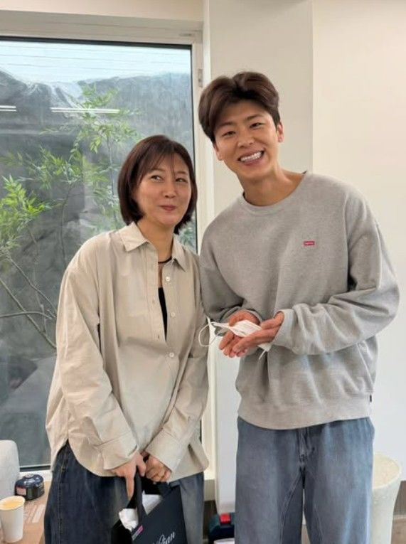 [서울=뉴시스] 장윤정과 박지현이 함께 사진을 찍는 모습이다. (사진= 장윤정 SNS 캡처) 2026.09.23. photo@newsis.com *재판매 및 DB 금지