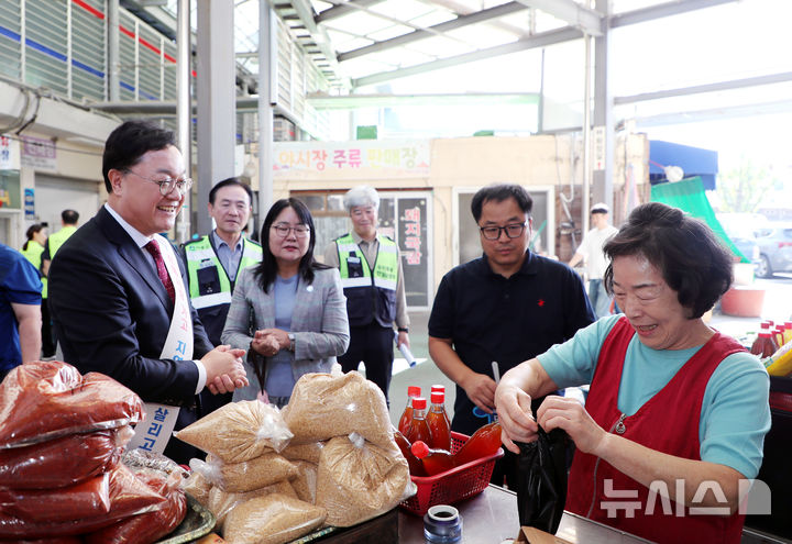김현수 하동군수, 추석맞아 전통시장서 장보기…상권살리기 나서