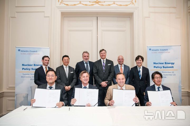 [서울=뉴시스] 왼쪽에서부터 삼성물산 김정욱 부사장, SGE 라파우 카스프루프 CEO, GE 버노바 스콧스트래직 CEO, 히타치 야스히로 다케우치 부사장. (사진=삼성물산 건설부문 제공)