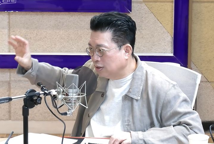 [서울=뉴시스]윤지호 경제평론가가 고금리 국면과 인공지능(AI) 투자 경쟁이 맞물린 지금이 장기투자의 성패를 가를 시점이라고 진단했다.(사진=유튜브 '손에잡히는경제' 캡처)2026.09.23.