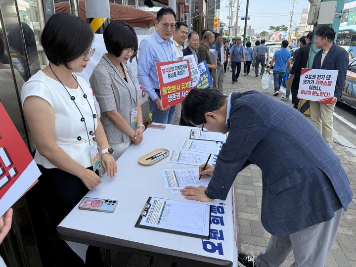 [보령=뉴시스] 서명을 하는 엄승용 보령시장. (사진=보령시청 제공) 2026.09.23. photo@newsis.com *재판매 및 DB 금지