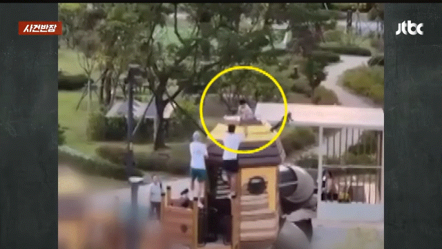 [서울=뉴시스] 강원 원주시 무실동의 한 아파트 놀이터 시설물 지붕에 올라갔다 내려오지 못하던 어린이를 시민들이 구조하고 있다. (사진=JTBC '사건반장' 캡처) *재판매 및 DB 금지