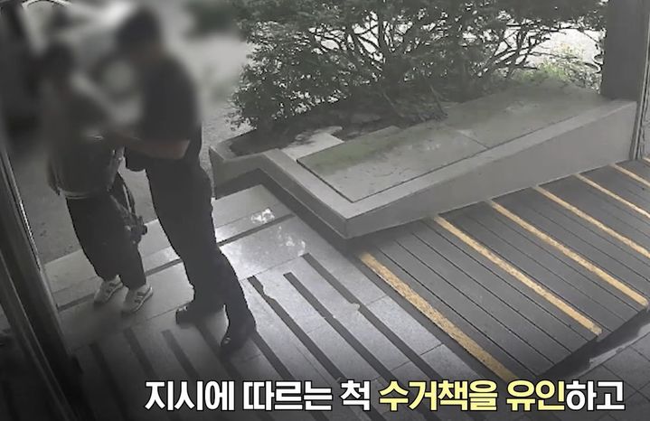 [서울=뉴시스]명의 도용 사건에 연쇄적으로 얽혀 계좌 속 돈을 인출해야 한다는 공무원 사칭 전화를 받은 70대 여성 A씨는 은행을 찾아 현금을 인출해 집으로 돌아가던 중 수상함을 느끼고 인근 지구대를 찾아가 도움을 요청했다.&nbsp; 사진 경찰청 유튜브 영상 캡처 *재판매 및 DB 금지